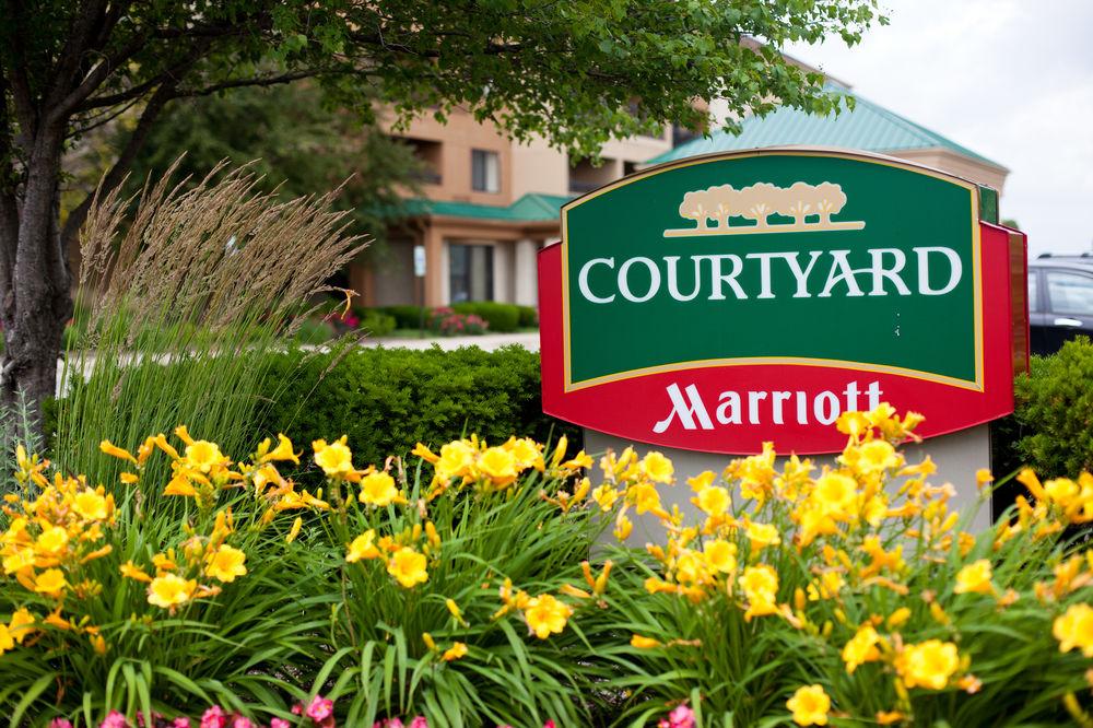 Courtyard Chicago St. Charles Hotel Saint Charles Bagian luar foto