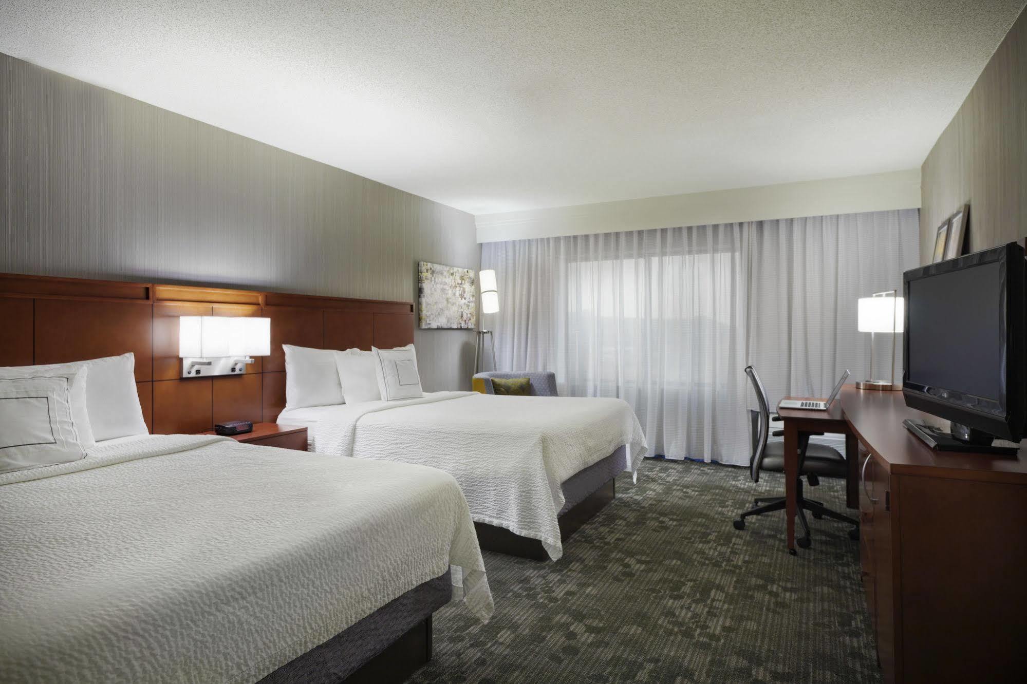 Courtyard Chicago St. Charles Hotel Saint Charles Bagian luar foto